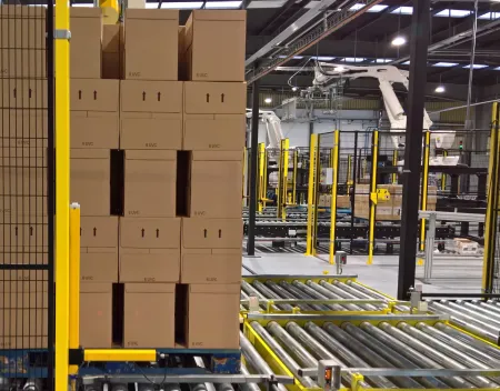 E2M Couth R-series palletising robot cell stacking boxes onto a pallet